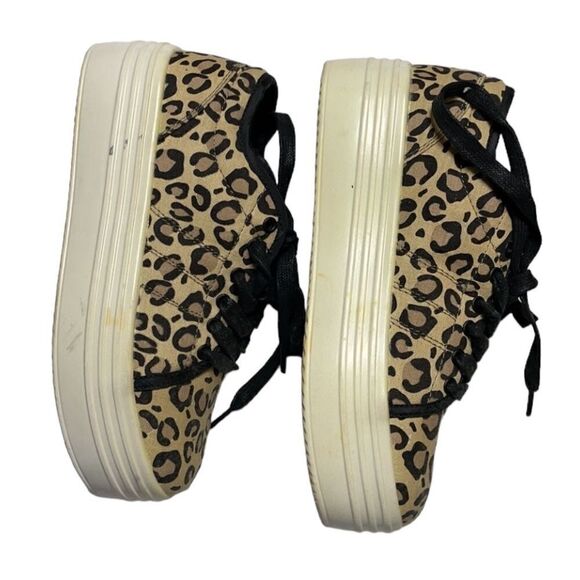 Cute To The Core Leopard Sneaker. Size 8 - Picture 2 of 5